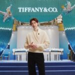 Lee Jong-suk Instagram – 아 재밌었다😆

#TiffanyAndCo #티파니앤코#TiffanyHouseofICONs #티파니하우스오브아이콘 #AD

홀리데이를 맞아 브랜드의 헤리티지 컬렉션인 ‘바위 위에 앉은 새’에서 영감을 받은 모던한 컨셉의 티파니 하우스 오브 아이콘(Tiffany House of ICONs) 팝업스토어가 오픈했습니다. 
1 월 31 일까지 에비뉴엘 잠실점 지하 1 층 더 크라운에서 티파니를 상징하는 다이아몬드의 아름다움과 아이코닉한 컬렉션을 만나보세요🫶