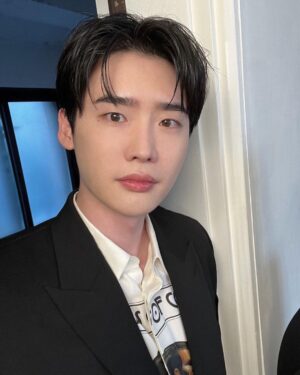 Lee Jong-suk Instagram - 😆