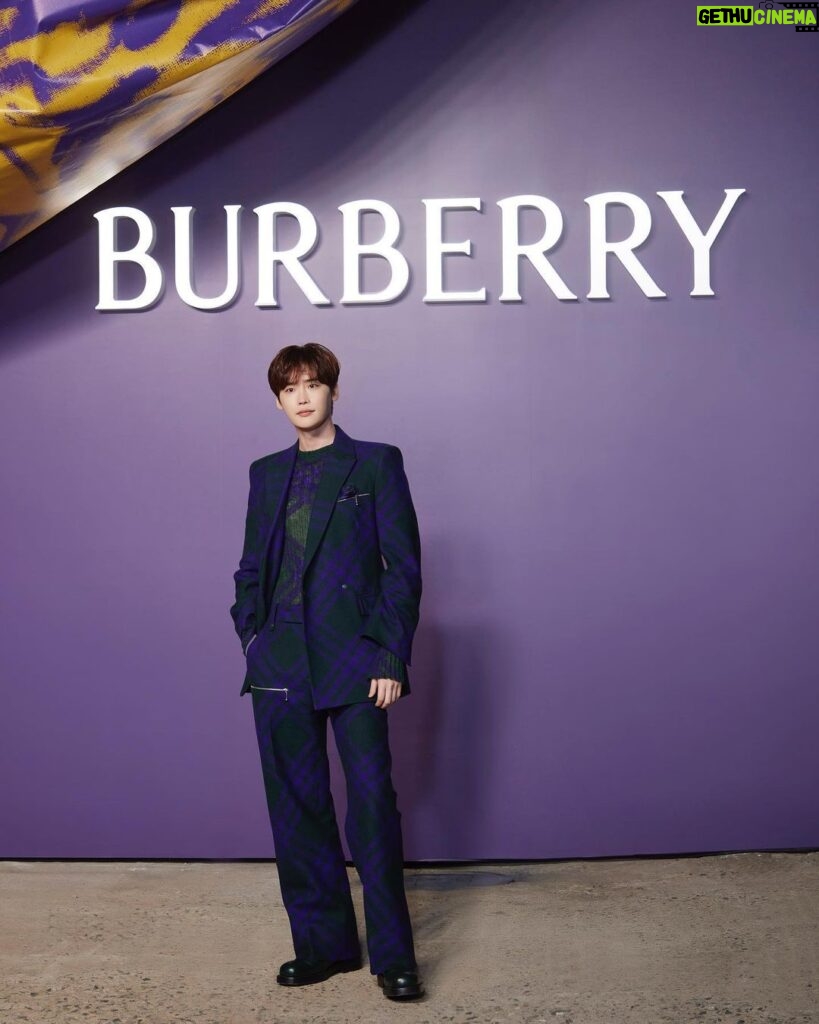 Lee Jong-suk Instagram - 안뇽👋 #Ad #BurberryStreets #Burberry #버버리 @burberry