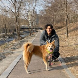 Lee Ki-woo Instagram - 🙋🏻‍♂️🦊 행복은 의외로 가까이에 있다. 3월 부터 5km 씩 걸어보자 쓰레기봉투 들고~ #시고르테디 #기우리 #줍깅 #플로깅 #산책 #브로맨스 #가족