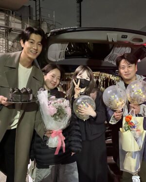 Lee Ki-woo Instagram - ❤️
촬영 내내 고생은 자기들이 다 해놓고 
마지막 촬영이라고 세상 이쁜 꽃 다발에
요즘 핫하다는 케이크까지 들고 서프라이즈 해 준 너희들…
사랑과 정의의 이름으로 너희의 식욕을 용서하지 않겠다⚡️
다음 주에 공복으로 모여라. 
꾹꾹 채워줄게!!
고마워!! 팀 기우리 고생 많았어!!

#팀기우리 #참좋은사람들 #인복이많은나
#감사합니다 #기적의형제