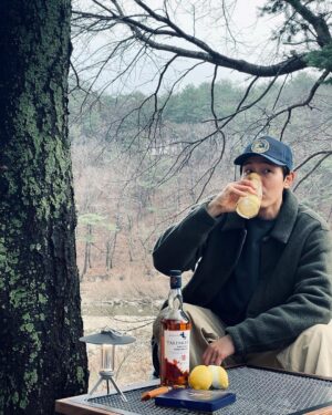 Lee Ki-woo Instagram - (광고) 
요 며칠 일교차 큰 날이 반복하는 걸 보아하니
슬슬 겨울이 물러나고 봄이 다가오는 것 같네요!
모두들 새로운 계절을 맞이하여 나들이 계획은 세우셨나요?
 
저는 탈리스커와 함께 어김없이 이번 봄나들이에도 함께 하려 합니다! 점점 따스해지는 날씨에는, 역시 페퍼하이볼이죠👍🏼
탈리스커와 탄산수로 1:3비율로 섞고, 통후추를 갈아 마시면 더욱 깊은 바다의 풍미를 느낄 수 있다는 사실, 이제 다들 알고 계시죠? 🌊
 
탈리스커 페퍼하이볼과 함께 봄의 시작을 맞이해보아요! 🙋🏻‍♂️
⠀
Please Drink Responsibly
⠀
본 포스팅은 디아지오코리아로부터
소정의 원고료를 제공 받아 작성되었습니다.

#탈리스커 #탈리스커앰버서더 #talisker #madebythesea #바다가만든위스키 #위스키추천 #하이볼추천 #봄 #캠핑위스키

📸 by No.2 👍🏼