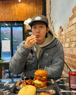 Lee Ki-woo Instagram - 🔥
추울 땐 고칼로리!
곰들을 이해하는 기름진 시간🙃

감기 조심 하세요!!

#기우리 #고칼로리 #배뚠뚠이 
#감기조심하세요