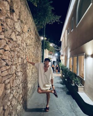 Lee Ki-woo Instagram - 🙋🏻‍♂️
벌써 가을이 코 앞 인듯. 
이번 가을도 엄청 짧겠지🥲
그럼 가을 옷을 사야 하나 말아야 하나 고민하다 보면 
딱 겨울이 온다. 

휴..지갑 닫아라🫠

이번 출장중 최고는 카프리!!👍🏼

바지 입었어요!! 
샌달에 돌이 들어가서리…

#기우리 #이태리 #카프리 
#italy #capri