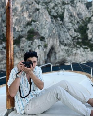 Lee Ki-woo Instagram - 🚤

닮고 싶은 사람을 담는 행복.

역시 행복은 크기가 아니라 빈도다.

#📸bywife #기우리 #이탈리아 #카프리
#출장중 #짧은여유 #italy #capri