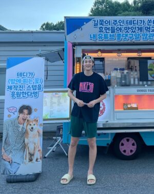 Lee Ki-woo Instagram - 🙏🏼
테디 잘 먹을게 고맙다. 
현수막이랑 입간판은 또 언제 만들었대..
잘 마실게 이따 집 가서 보자!

근데 이거 결재 누구 카드로 했냐..
설마..🫠 

#시고르테디 #가족 #선물 #브로맨스 
#밤에피는꽃 #화이팅