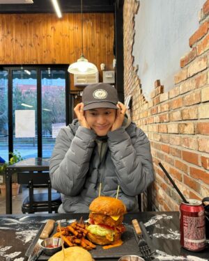 Lee Ki-woo Instagram - 🔥
추울 땐 고칼로리!
곰들을 이해하는 기름진 시간🙃

감기 조심 하세요!!

#기우리 #고칼로리 #배뚠뚠이 
#감기조심하세요