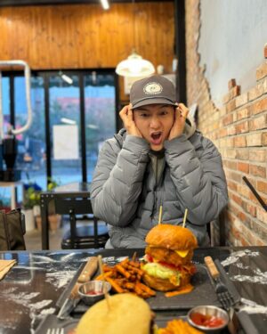 Lee Ki-woo Instagram - 🔥
추울 땐 고칼로리!
곰들을 이해하는 기름진 시간🙃

감기 조심 하세요!!

#기우리 #고칼로리 #배뚠뚠이 
#감기조심하세요