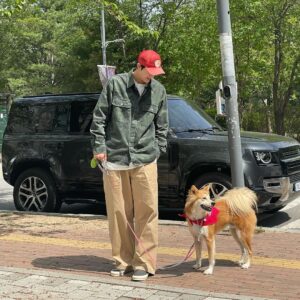 Lee Ki-woo Instagram - 🙋🏻‍♂️
화창한 화요일~
즐겁고 행복한 하루 보내세요!!

우리도 알찬 하루 보내자 브라더🐾

#기우리 #시고르테디 #가족 
#사지마세요입양하세요 
#일상 #ootd #오오테디
