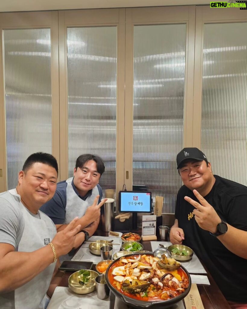 Lee Kyu-ho Instagram - 맛있고 즐거운 저녁식사 @rornfl82 덕분에 잘먹었습니다~ 👍^-^👍 다음에 또 만나요~ 💪😄👍 #이규호 #이배우 #조진형 #박대규