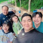 Lee Kyu-ho Instagram - 우리는 모두 친구~ 🐮🐮🐮🐮🐮 동갑내기 만나기 힘든데 5명이나 ㅎㅎ 심지어 잘맞아서 더 좋아~ 😁 사진은 @gookju 한테 가져오기~ 🤭 #이규호 #박나래 #신동 #이국주 #이호철 #친구 #덩치서바이벌 #먹찌빠