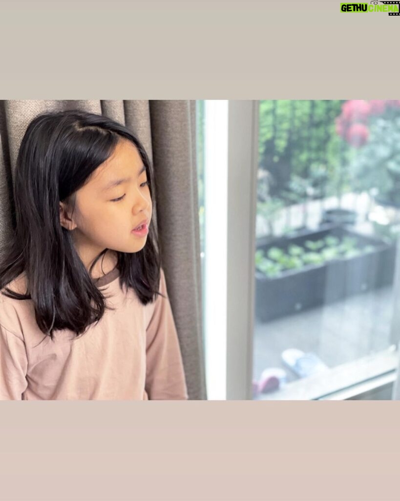 Lee Yoon-ji Instagram - 일요일 아침 네가 부르는 사건의지평선 울대가 울대거린다.