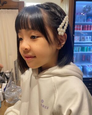 Lee Yoon-ji Instagram - 한놈은 눈코입이꽉차게생기고 한놈은 눈코입이오종종들었는데 어딘가닮고 완전히 다른. 엄마가망친앞머리전문가손길받고,라니소원하던네일하기 꼬맹이는 언니덕에득템 태훈쌤 온유쌤 고마워잉🌈 #오랜만에사진을추릴수없이귀엽다#언니는뉴진스뱅#꼬맹인처키뱅