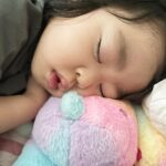 Lee Yoon-ji Instagram - 마른기침을참다가 눈이떠진 이른아침에. 제일기분좋은 순간은. 아이얼굴 가만히 들여다보기. #곰돌이꼬리냄새맡고코자는소울 #이순간을최대한길게 #바스락소리주의 #눈뜨면바로갬성끝 #내일은라니를찍어봐야지