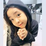 Lee Yoon-ji Instagram - 제발 그런눈으로 엄마부르지마.그게 뭐든 들어주고 싶어지니까#라니지요#기승전넷플릭스