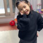 Lee Yoon-ji Instagram - 작년인가 제작년인가 나의 엄마깨서 Z사에서 사다주신 니트다. 벨트위로딱떨어지는길이에 반목정도올라오고 동그란소매가 매력적인. 그걸 오늘 라니가 입고 학교엘 갔다. 기분이너무 좋은 순간이었다. 정말이쁘다 딸아! #엄마옷입은딸#어머#나다키운건가#섣불리설레지말자
