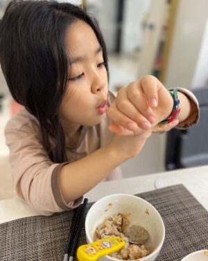 Lee Yoon-ji Instagram - 늦점심을 먹으며 아이가 물었다 
엄마엄마 세상에서 가장 달콤한 라면이 뭐게? 
음..... 너라면? 
답을듣곤 씩 웃는게 답은 아닌게 분명했다. 
그리곤 거의비슷해! 한다 
#답은#당신과함께라면 이야!
사랑하는 내 첫 아이 라니야. 너라면, 너와함께라면 정말이지 달콤한인생이다. #달콤한라면#라니라면