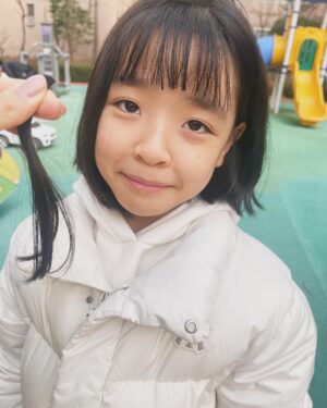 Lee Yoon-ji Instagram - 놀이터미용실#급앞머리#엄마는끝까지하지말자했다라니야?#아이고너한테는안물었네꼬맹이#또울이의첫앞머리#엄마아빠한테혼나겠다