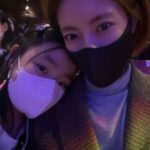 Lee Yoon-ji Instagram - 오늘은 뮤지컬데이💙#라니와데이트#딸과데이트코스로찜#호이삼촌고마웡 놀람,웃음,눈물포인트가 같은 우리는 공연을 신나게 즐겼지. 그리고 아역배우들이 얼마나 뜨겁게 춤추고 노래하고 연기하는지 에너지가 객석 가드-윽. #신시컴퍼니#디큐브아트센터#뮤지컬마틸다