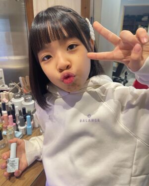 Lee Yoon-ji Instagram - 한놈은 눈코입이꽉차게생기고 한놈은 눈코입이오종종들었는데 어딘가닮고 완전히 다른. 엄마가망친앞머리전문가손길받고,라니소원하던네일하기 꼬맹이는 언니덕에득템 태훈쌤 온유쌤 고마워잉🌈 #오랜만에사진을추릴수없이귀엽다#언니는뉴진스뱅#꼬맹인처키뱅
