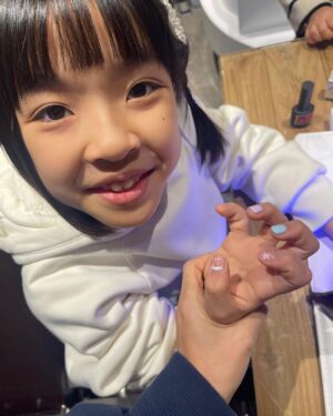 Lee Yoon-ji Instagram - 한놈은 눈코입이꽉차게생기고 한놈은 눈코입이오종종들었는데 어딘가닮고 완전히 다른. 엄마가망친앞머리전문가손길받고,라니소원하던네일하기 꼬맹이는 언니덕에득템 태훈쌤 온유쌤 고마워잉🌈 #오랜만에사진을추릴수없이귀엽다#언니는뉴진스뱅#꼬맹인처키뱅