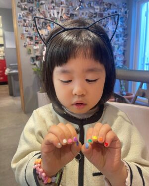 Lee Yoon-ji Instagram - 한놈은 눈코입이꽉차게생기고 한놈은 눈코입이오종종들었는데 어딘가닮고 완전히 다른. 엄마가망친앞머리전문가손길받고,라니소원하던네일하기 꼬맹이는 언니덕에득템 태훈쌤 온유쌤 고마워잉🌈 #오랜만에사진을추릴수없이귀엽다#언니는뉴진스뱅#꼬맹인처키뱅