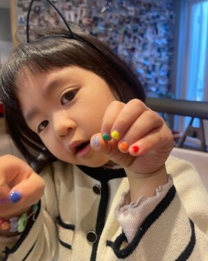 Lee Yoon-ji Instagram - 한놈은 눈코입이꽉차게생기고 한놈은 눈코입이오종종들었는데 어딘가닮고 완전히 다른. 엄마가망친앞머리전문가손길받고,라니소원하던네일하기 꼬맹이는 언니덕에득템 태훈쌤 온유쌤 고마워잉🌈 #오랜만에사진을추릴수없이귀엽다#언니는뉴진스뱅#꼬맹인처키뱅