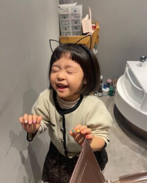 Lee Yoon-ji Instagram - 한놈은 눈코입이꽉차게생기고 한놈은 눈코입이오종종들었는데 어딘가닮고 완전히 다른. 엄마가망친앞머리전문가손길받고,라니소원하던네일하기 꼬맹이는 언니덕에득템 태훈쌤 온유쌤 고마워잉🌈 #오랜만에사진을추릴수없이귀엽다#언니는뉴진스뱅#꼬맹인처키뱅