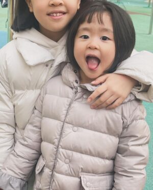 Lee Yoon-ji Instagram - 놀이터미용실#급앞머리#엄마는끝까지하지말자했다라니야?#아이고너한테는안물었네꼬맹이#또울이의첫앞머리#엄마아빠한테혼나겠다