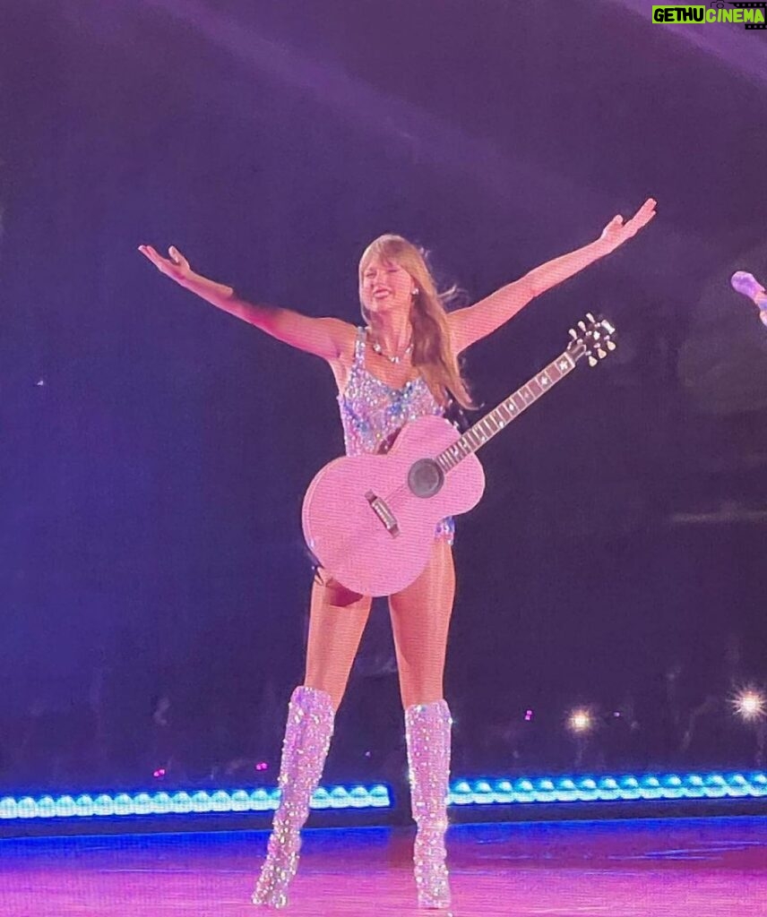 Lele Pons Instagram - CRYING… SCREAMING!!😭😭😭 I have the best husband! Not only did he get me Taylor swift concert tickets as a gift but also my friends tickets! For many its not a big deal but its the thought that counts and how grateful i am to have @guaynaa Literal tengo el mejor esposo del mundo…No solo me regalo tickets para ir al concierto de Taylor Swift como regalo, pero también tickets para mis amigas! Para muchos no significa nada pero es el detalle que cuenta y lo mucho que me siento afortunada de tener a alguin como @guaynaa 🥹🥹🥹🥹🥹🥹