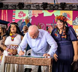 Leonardo DiCaprio Instagram - In a victory for Indigenous rights, Brazil’s President Luiz Inácio Lula da Silva recently announced the demarcation of six Indigenous lands: TI Arara do Rio Amônia, TI Kariri-Xocó, TI Rio dos Índios, TI Tremembé da Barra do Mundaú, TI Avá-Canoeiro and TI Uneiuxi. This progress comes after the previous administration not only stalled on demarcations, but violated the rights of the country’s Indigenous peoples.
Lula also:

signed a decree to establish a committee focused on the protection, recovery, conservation and sustainable use of natural resources in Indigenous territories;
rebooted the National Council for Indigenous Policy, which allows for equal participation of Indigenous peoples in presenting and monitoring the enforcement of public policies aimed at Indigenous peoples;
guaranteed more than USD$2.4 million for economic development and recovery of the Yanomami Indigenous communities in the Amazon.
Congratulations to everyone involved in these critical accomplishments.

Photo by @mre_gaviao

—

Em uma vitória para os direitos indígenas, o presidente Luiz Inácio Lula da Silva anunciou a demarcação de seis terras indígenas: TI Arara do Rio Amônia, TI Kariri-Xocó, TI Rio dos Índios, TI Tremembé da Barra do Mundaú, TI Avá-Canoeiro e TI Uneiuxi. Esse progresso ocorre depois que o governo anterior não apenas paralisou as demarcações, mas violou os direitos dos povos indígenas do país.

Lula também:

assinou um decreto para estabelecer um comitê voltado para a proteção, recuperação, conservação e uso sustentável dos recursos naturais em territórios indígenas;
reiniciou o Conselho Nacional de Política Indigenista, que permite a participação igualitária dos povos indígenas na apresentação e no monitoramento da aplicação de políticas públicas voltadas para os povos indígenas;
garantiu mais de US$ 2,4 milhões para o desenvolvimento econômico e a recuperação das comunidades indígenas Yanomami na Amazônia.
Parabéns a todos os envolvidos nessas conquistas fundamentais.

Foto de @mre_gaviao