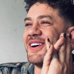 Leonardo Miggiorin Instagram - Persona! 🖤 é aquilo que mostramos para o mundo. Personalidade é um conjunto de traços que nos define como indivíduos singulares. São nossos comportamentos, pensamentos, nossa maneira de lidar com o mundo. Aspectos internos e externos da nossa vivência no mundo. Construindo personagens estou sempre pensando no caráter desses “seres imaginários” que se misturam tanto com a gente. Acabo pensando e moldando também o meu jeito de ser. Aprendo com eles…desisto de batalhas, enfrento padrões, refaço alianças (internas, até). Uma eterna metamorfose ambulante! Prefiro Ser. Viver na Arte é o mesmo que viver em constante transformação! Mais uma entrando no forno!! O que será que ué vem por aí? #rafuda #hbo #hbomax #br #personagem #persona #carater #ação #dramatic #ator #novela #teatro #tv #belezafatalhbomax