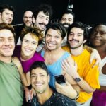 Leonardo Miggiorin Instagram - Hoje tem @theboysintheband_br e você não vai deixar pra última hora, né? Cadê você aqui no Teatro Procópio Ferreira? 🎂🎉🎁 #sp #teatro Terças e quartas, 21h. E que delícia estar nessa banda, com esse grupo incrível!! Direção do amigo-mestre @ricardograsson com assistência do fantástico @hheitorgarcia. Já é sucesso!! Vem também!! produção: @zuza_produtora @alonsobarros @caioevangelista_oficial @mateusribeir0 @caiopaduan @tiagobarbosaoficial @juliooliveira1 @heberwgutierrez @ootaviomartins @procopioferreiraoficial