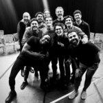 Leonardo Miggiorin Instagram - “É pau pra toda obra”, como se diz no ditado popular!! 🤭😆 E a gente confirma: somos 9 em cena e muitos mais nos bastidores. #teatro Agora só falta você!! @theboysintheband_br Corre, apenas mais três datas em 2023: 13/12 19/12 20/12 @procopioferreiraoficial @zrprodutora_