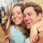 Leonardo Miggiorin Instagram - Lelê, minha amiga querida, você mora no meu coração! Que bom te reencontrar e sentir tanta alegria contigo. Te ver tão bem, tão linda, me fez muito bem!! Te desejo a alegria todos os dias. Eu e @leticiatomazella fomos parceiros de cena na peça A Megera Domada, com direção do mestre amado @isserkorik - vejam só do que o Teatro é capaz: unir pessoas num vínculo poderoso, consistente, feliz! 💙🌷#leticiatomazella #amegeradomada #kate #friends #dupla #teatro