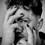 Leonardo Miggiorin Instagram - Persona! 🖤 é aquilo que mostramos para o mundo. Personalidade é um conjunto de traços que nos define como indivíduos singulares. São nossos comportamentos, pensamentos, nossa maneira de lidar com o mundo. Aspectos internos e externos da nossa vivência no mundo. Construindo personagens estou sempre pensando no caráter desses “seres imaginários” que se misturam tanto com a gente. Acabo pensando e moldando também o meu jeito de ser. Aprendo com eles…desisto de batalhas, enfrento padrões, refaço alianças (internas, até). Uma eterna metamorfose ambulante! Prefiro Ser. Viver na Arte é o mesmo que viver em constante transformação! Mais uma entrando no forno!! O que será que ué vem por aí? #rafuda #hbo #hbomax #br #personagem #persona #carater #ação #dramatic #ator #novela #teatro #tv #belezafatalhbomax