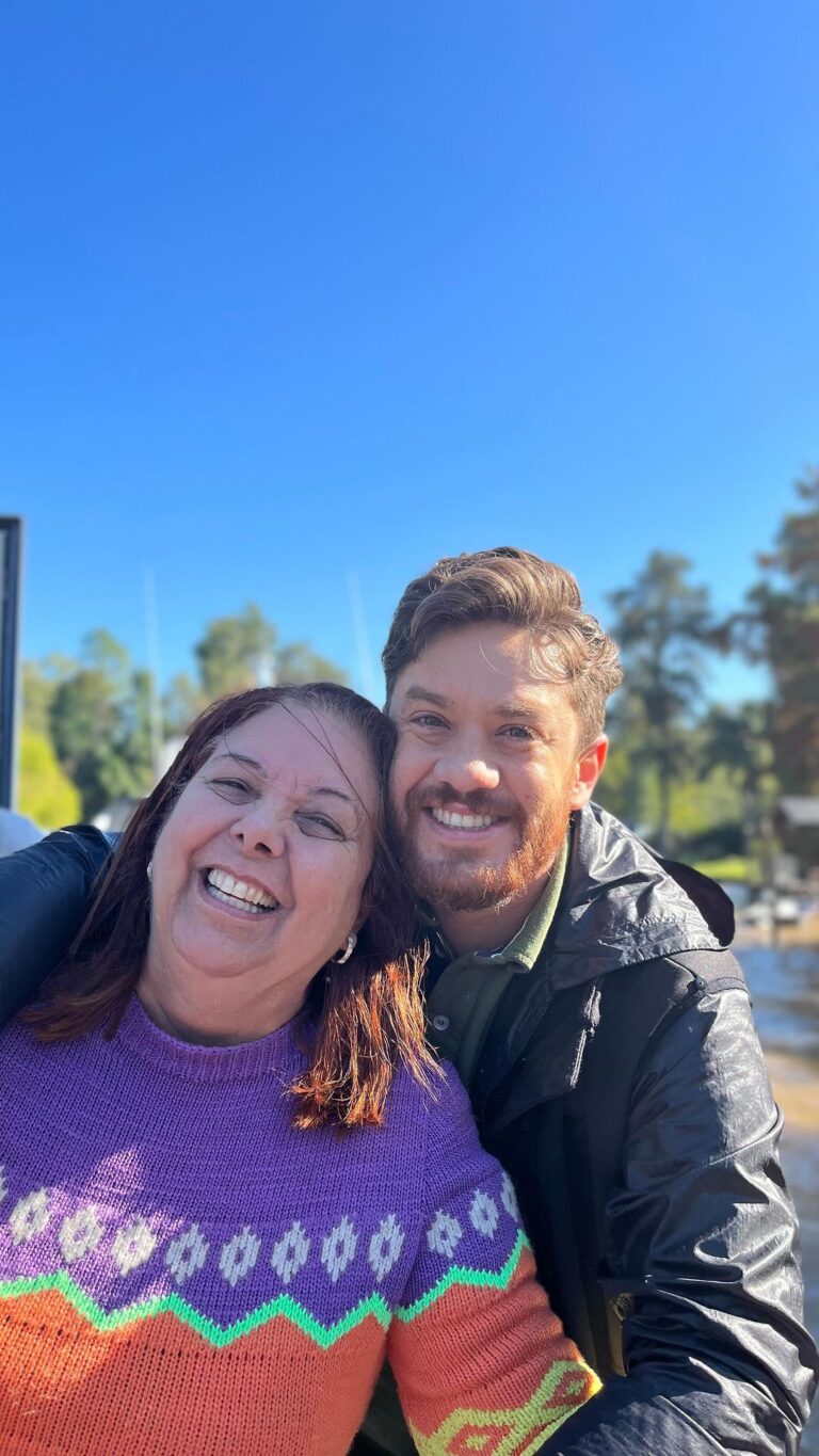 Leonardo Miggiorin Instagram - Para Sempre Por que Deus permite que as mães vão-se embora? Mãe não tem limite, é tempo sem hora, luz que não apaga quando sopra o vento e chuva desaba, veludo escondido na pele enrugada, água pura, ar puro, puro pensamento. Morrer acontece com o que é breve e passa sem deixar vestígio. Mãe, na sua graça, é eternidade. Por que Deus se lembra - mistério profundo - de tirá-la um dia? Fosse eu Rei do Mundo, baixava uma lei: Mãe não morre nunca, mãe ficará sempre junto de seu filho e ele, velho embora, será pequenino feito grão de milho. Carlos Drummond de Andrade ✍️💙 “Lição de Coisas: poesia”. São Paulo: J. Olympio, 1965.