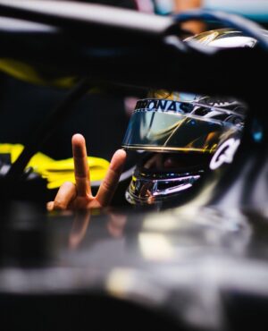 Lewis Hamilton Instagram - The fight is on for tomorrow. Going to give it everything I can and be shining while I do it ✨