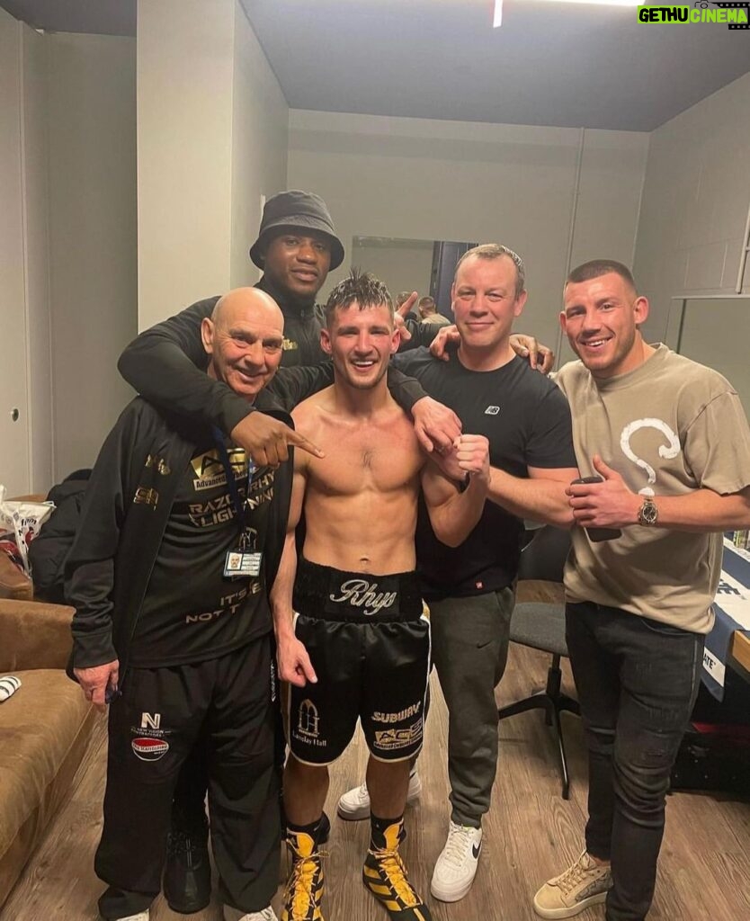 Liam Williams Instagram - Good win for @rhysedwardss2000 Saturday in Manchester 👊🏼 - Super talented, classy fighter & as long as he fully dedicates himself I believe he will go very far in the sport! 🤝🏻💙 AO Arena