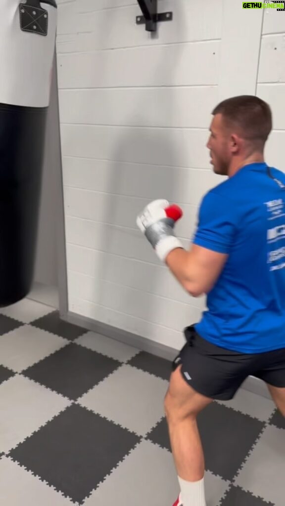Liam Williams Instagram - 10 rounds pads & bag this morning with boss man @thelockettman 👊🏼#machine #gasmark6 🤣