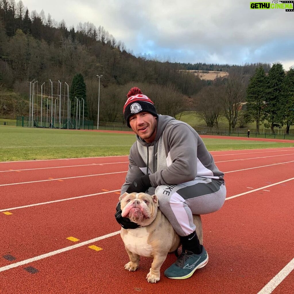 Liam Williams Instagram - Short sharp track session done this morning 👊🏼 Even big Cotto made an appearance this morning 💪🏼🤣 King Georges Running Track