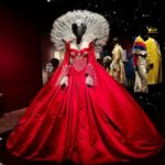 Lily Collins Instagram - So incredible to see this gown again in person at the @academymuseum — so many years after filming this scene with @juliaroberts! Forever immortalizing #EikoIshioka’s brilliant creation for #MirrorMirror, which was her last piece of work. I’ll always cherish our time spent together and feel honored to have worn her other-worldly designs… Academy Museum of Motion Pictures
