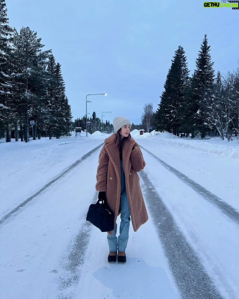 Lily Collins Instagram - Snow, saunas, and sleigh rides in a Swedish winter wonderland. A weekend of memories with friends that will last far beyond… Ice hotel, Jukkasjärvi, Sweden