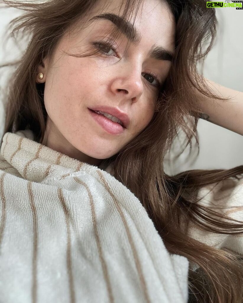 Lily Collins Instagram - Holiday season down time…