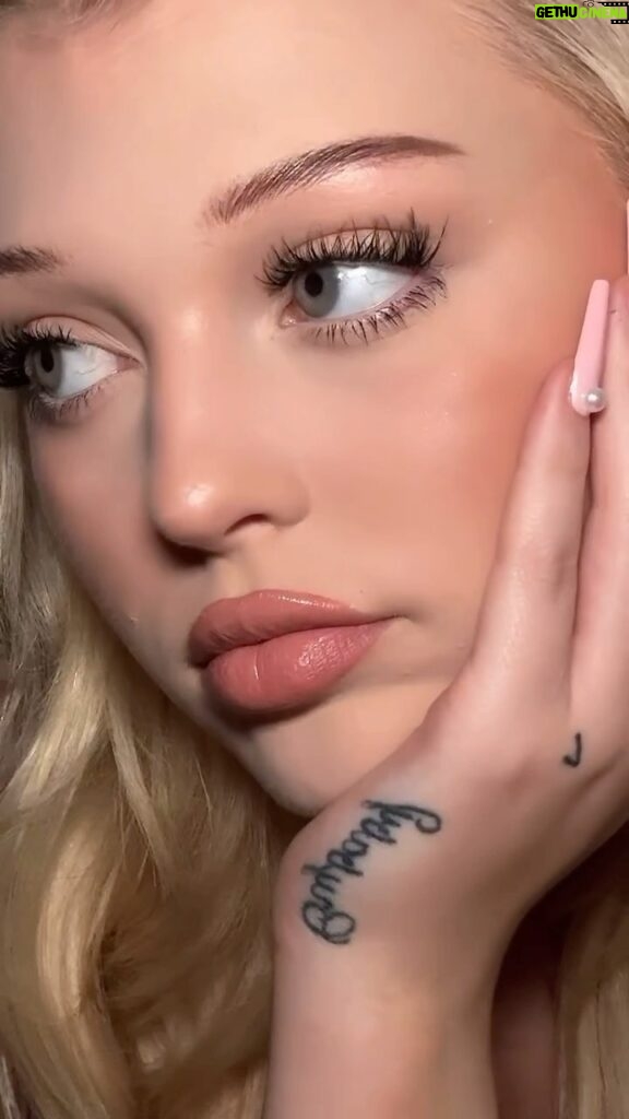 Loren Gray Instagram - soooo excited about my collaboration with veyes beauty DIY eyelash extension kit. get your own with the link in bio and use “loren” for 15% off! #veyesbeauty #virallashkit #tiktokblackfriday #diylashkit