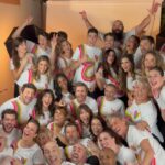 Lorie Pester Instagram - Photo de tous les enfoirés après les deux concerts du dimanche. C’est ma 22 ème année. Et quelle joie de retrouver à chaque fois cette troupe. En 22 ans je l’ai vu évoluer. Certains sont partis pour laisser leur place à des petits nouveaux… mais notre point commun à tous: Être là, en faisant ce que nous savons faire de mieux, pour aider les personnes qui en ont besoin. Un dvd acheté c’est 17 repas. Alors n’oubliez pas: ON COMPTE SUR VOUS ! 💙 #partage #famille #enfoires2022 #concert #live @enfoiresofficiel Lyon Halle Tony Garnier