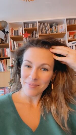 Lorie Pester Instagram - 🎁 Coucou tout le monde, 
pour participer au jeu concours, c’est très simple: 

🎀 abonne toi à ma page, 
🎀 partage et like ce post 
🎀 tague ta ou ton meilleur ami.e 

Les gagnants tirés au sort, seront contactés en MP. 
Bonne chance 🍀

#jeuconcours #livre #cadeau