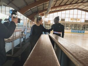 Lorie Pester Instagram - Tournage du jour… 🎥
A votre avis, pourquoi j’ai rejoint la championne @mae_meite sur la glace ce matin ? 
Réponse dans quelques mois ! 😉

Pure bonheur de retrouver cette sensation de liberté sur la glace. 
Rencontre avec Mae-Berenice, une fille géniale ! ⛸️