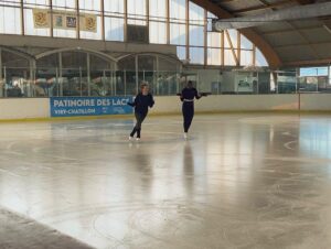 Lorie Pester Instagram - Tournage du jour… 🎥
A votre avis, pourquoi j’ai rejoint la championne @mae_meite sur la glace ce matin ? 
Réponse dans quelques mois ! 😉

Pure bonheur de retrouver cette sensation de liberté sur la glace. 
Rencontre avec Mae-Berenice, une fille géniale ! ⛸️