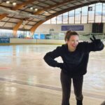 Lorie Pester Instagram - Tournage du jour… 🎥 A votre avis, pourquoi j’ai rejoint la championne @mae_meite sur la glace ce matin ? Réponse dans quelques mois ! 😉 Pure bonheur de retrouver cette sensation de liberté sur la glace. Rencontre avec Mae-Berenice, une fille géniale ! ⛸️